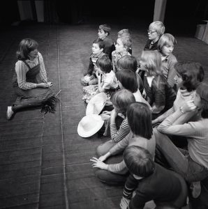 E. Zlatošová a jej deti z Detského divadelného štúdia Ochotníček, 9. január 1980