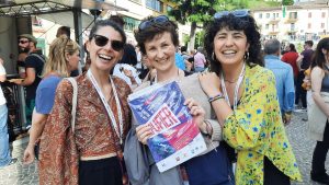 Organizátorka festivalu Artisti in Piazza Lucia Lavanna spolu s Janou Mikitkovou a dobrovoľníčkou zo Španielska_Foto_Ján Fakla